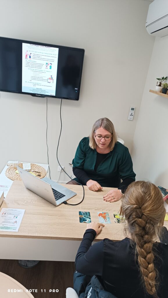 Une séance d'orientation scolaire au cabinet entre Delphine et une jeune fille