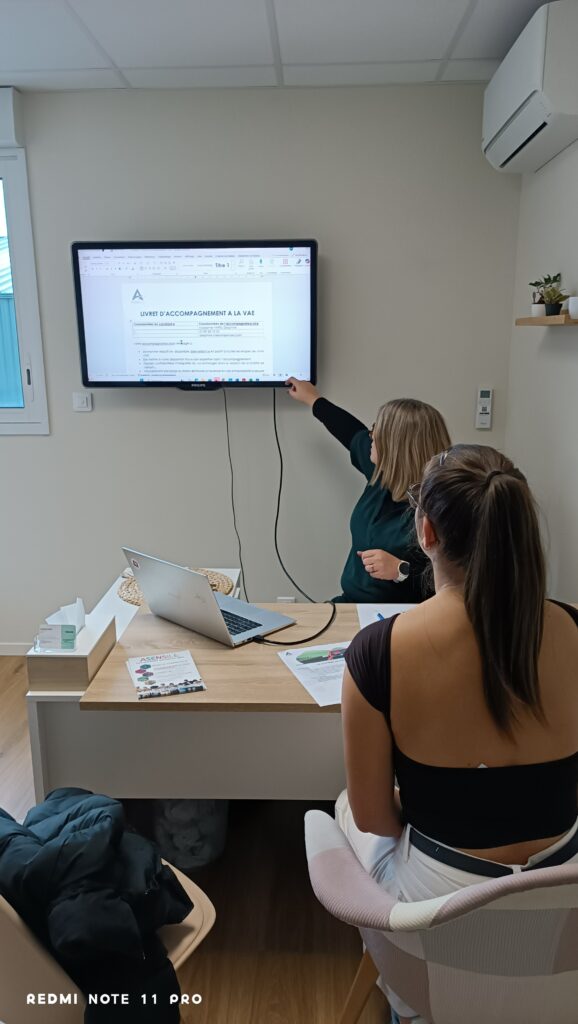 Une séance de validation des acquis de l'expérience au cabinet entre Delphine et une jeune fille